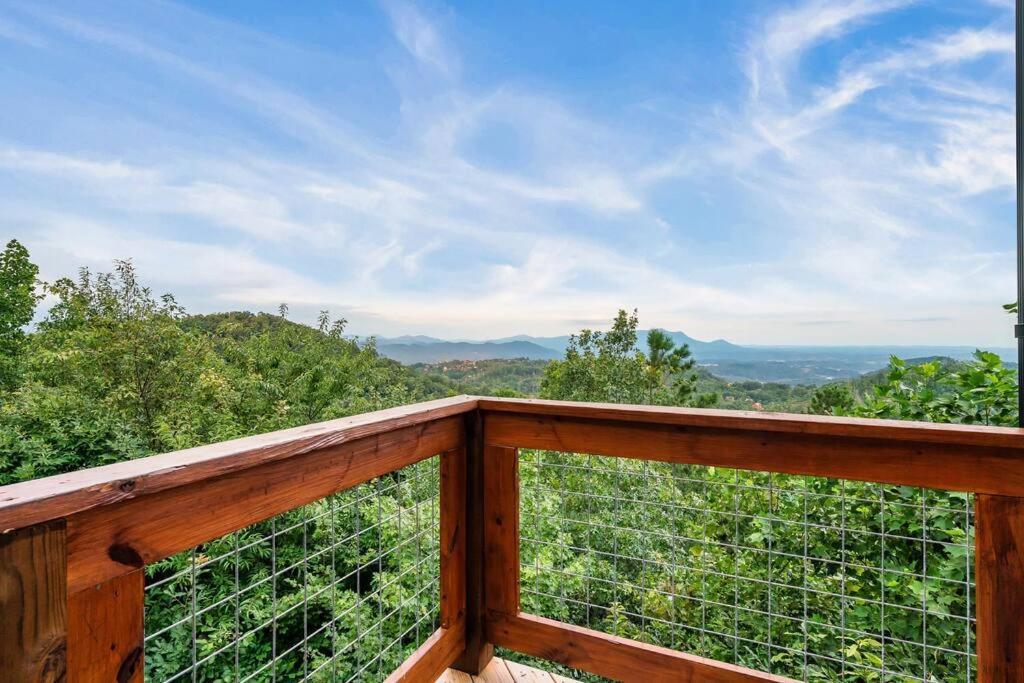 New Luxury Cabin With Stunning Mountainviews,Hottub, Firepit, Fireplace,2 Kingbeds, 2 Covereddecks,Bbqgrill, Shuffleboard And Pool Access Sevierville Exterior foto